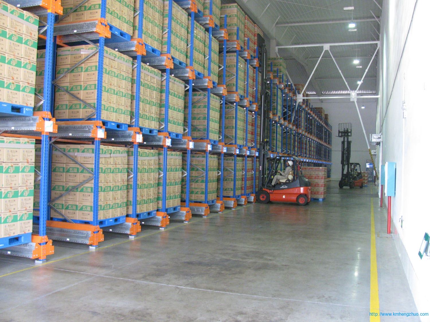 HZ-798型通廊式货架 通廊式仓库货架应用案例